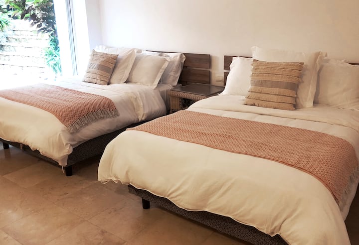 Chumba 2. Furahia na ufurahie wakati wako wa ubora na zile muhimu: vitanda viwili vya 2, Cable TV, AC, Bafuni iliyoambatanishwa kamili.