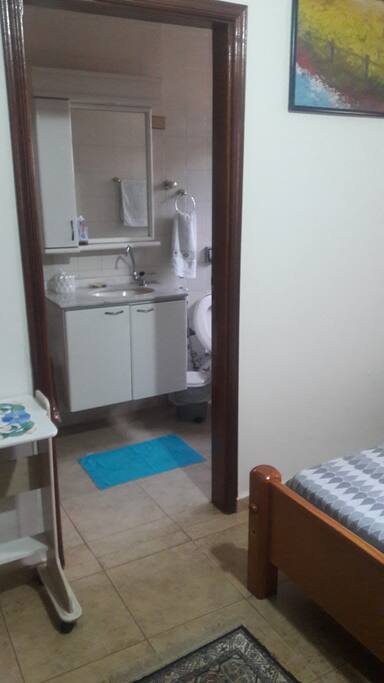 Banheiro privativo, com água quente e fria. Com box e espelhos.