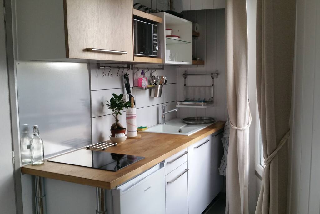 Cuisine équipée: micro-ondes, grill pain, bouilloire..