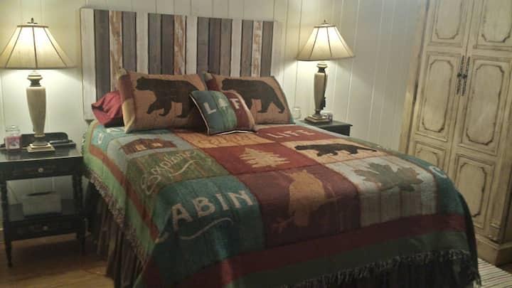 יש לנו מיטת קווין סייז בחדר השינה הראשי; אמבטיה נמצאת ממש ליד החדר הזה.