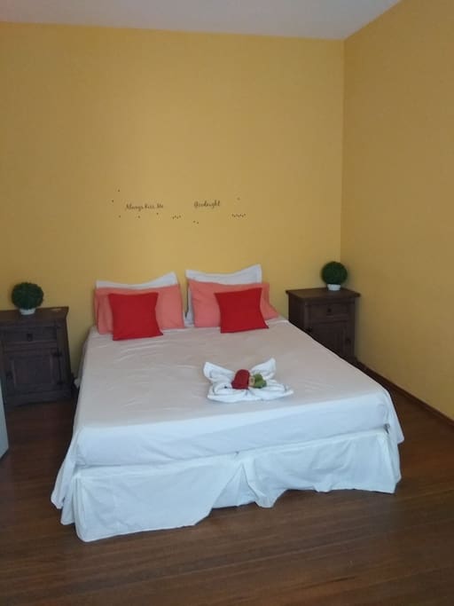 dormitorio con cama king SIDE,espacioso y confortable!