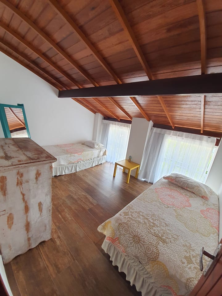 Une chambre idéale pour les enfants avec deux lits jumeaux et aérés