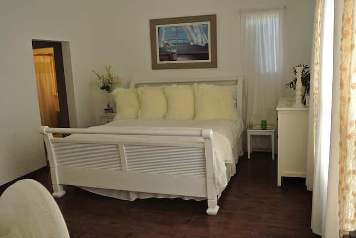 Recámara Principal primer piso
01 cama King size 01 cama individual 01 walking  closet ,baño independiente 02 sillones descanso