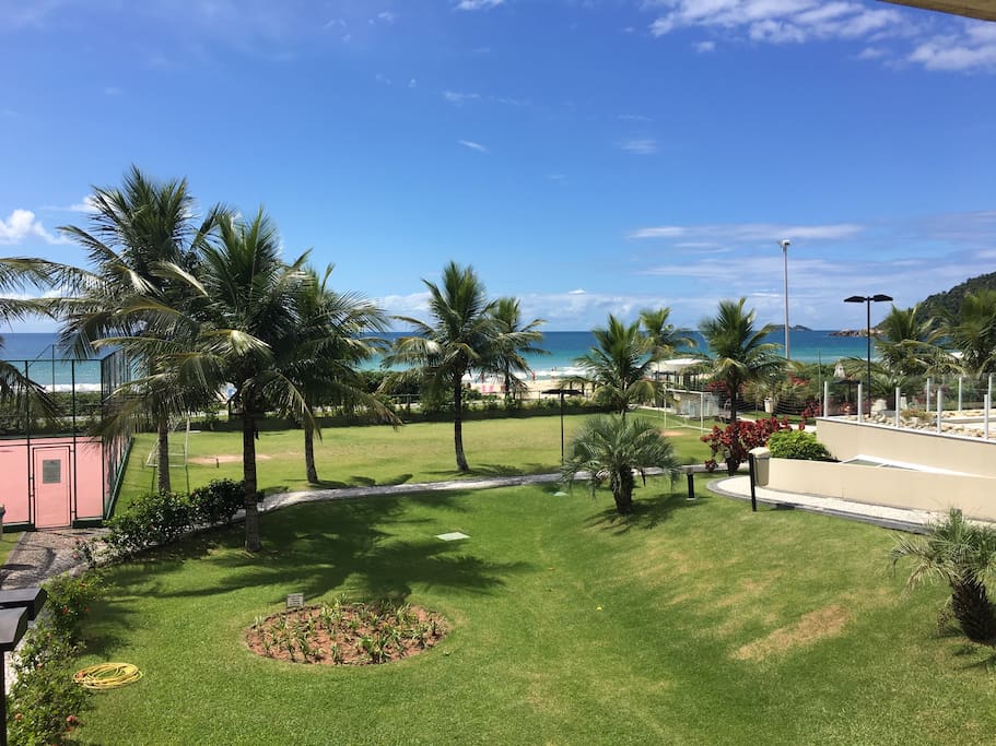Vista da mesma sacada do portão de acesso ao mar e piscina ao lado.