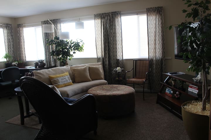 Cozy 2 BR Oasis minutes from downtown Cincy