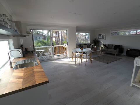 Top performing Airbnb: Lautan Cronulla Beach, 100 metres to Wanda Beach in Cronulla