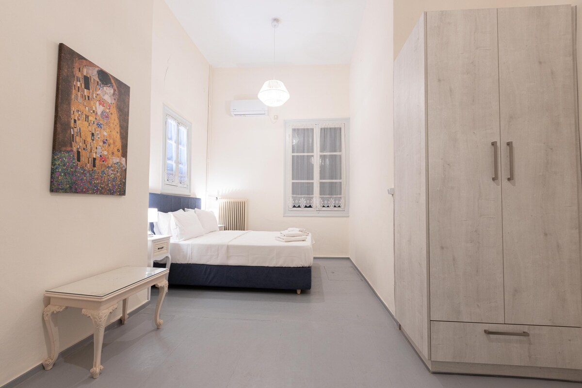 Priestranná, dobre vybavená hlavná spálňa s dostatkom priestoru v šatníku, oknami na oboch stranách a dvoma dverami. 