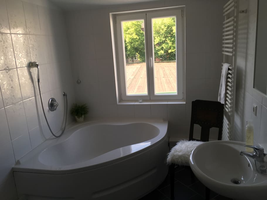 Bad mit Eckbadewanne