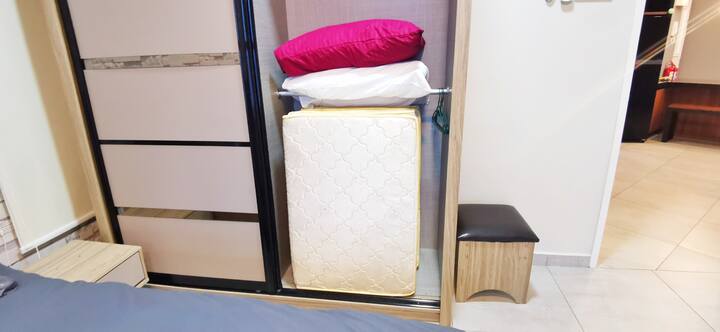 ที่นอนวางพื้นแบบพับได้ 2 อัน
หมอน