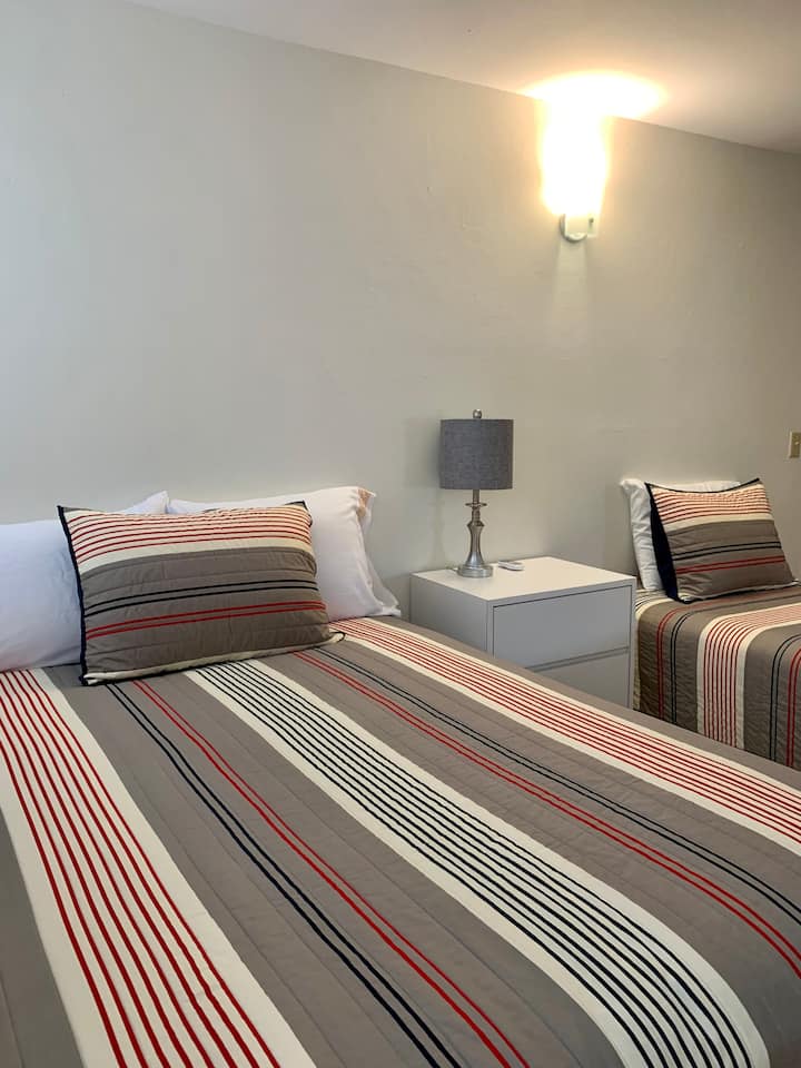 Druhá spálňa, veľká skriňa, klimatizácia atď. 