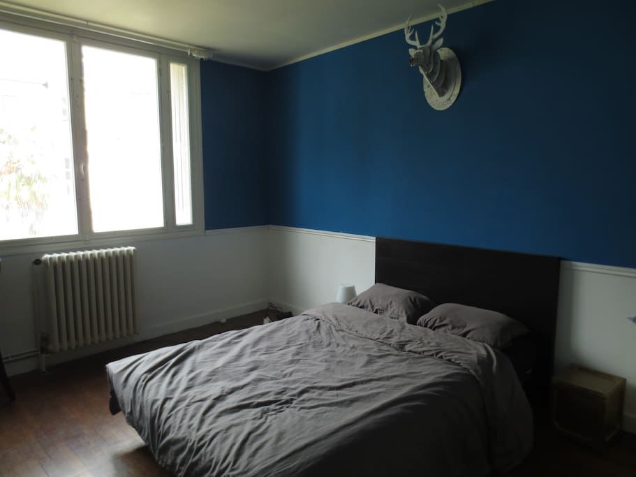 tres grande chambre , spacieuse et lumineuse, avec volets