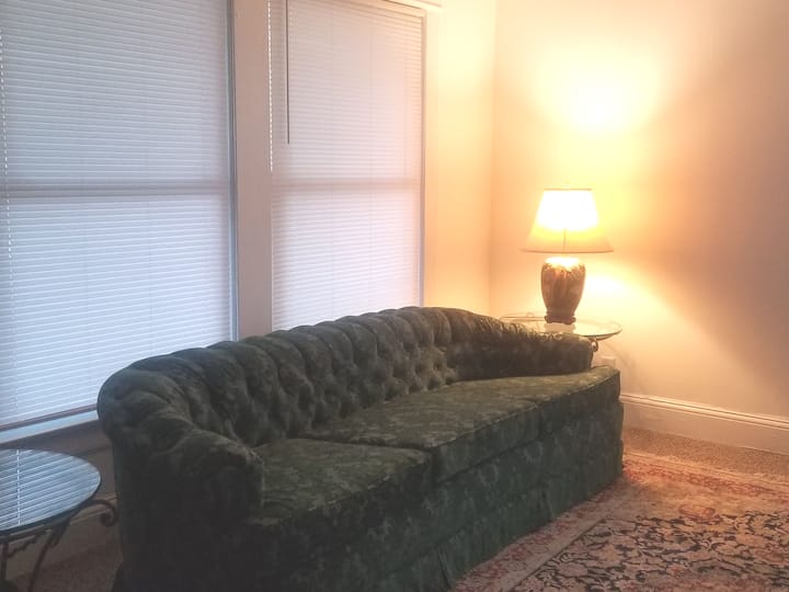 โซฟาขนาดใหญ่ใหม่สำหรับพักผ่อนและดูทีวีภาพยนตร์หรือกีฬา