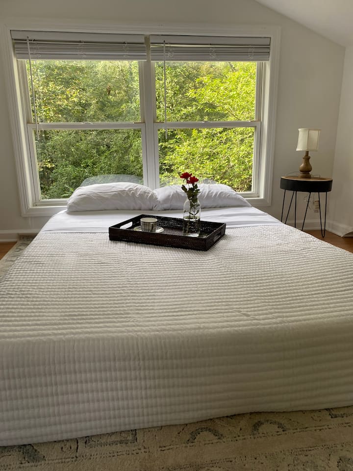 مرتبة كاملة الحجم في منطقة "الشقة العلوية ". 