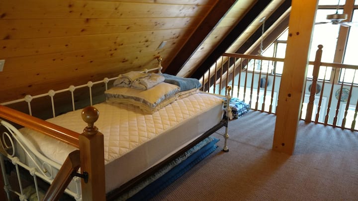 Loft: dos camas individuales y dos tapetes de camping; capacidad para cuatro personas (trae sacos de dormir para las alfombrillas/niños).