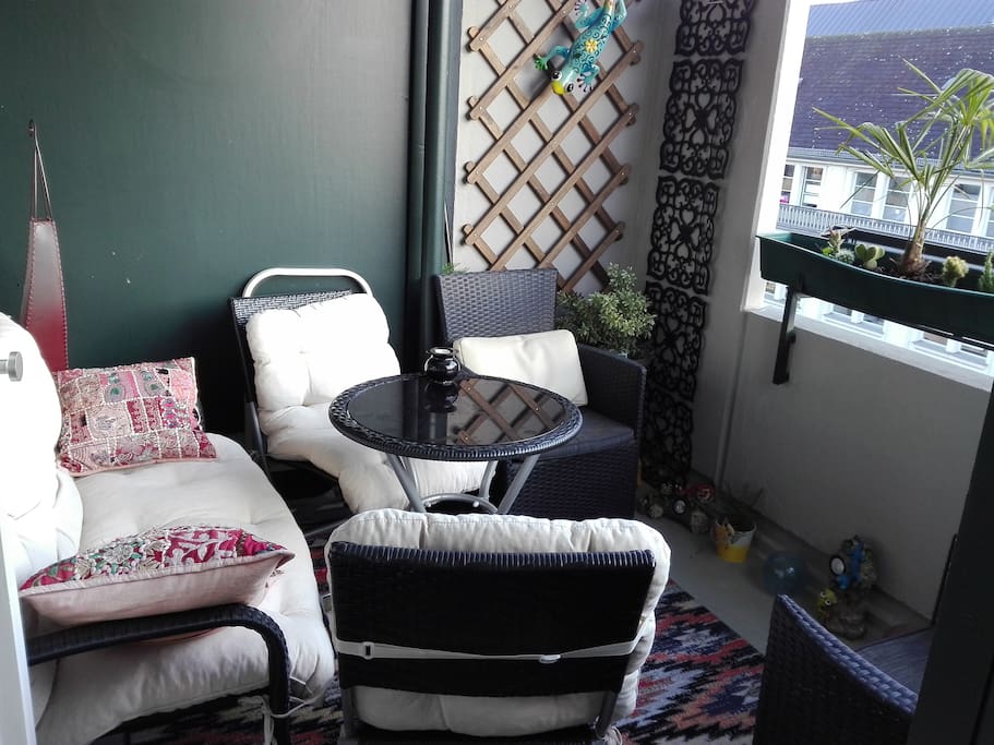Überdachter Balkon gehört zum gebuchten Zimmer, zur Alleinnutzung.