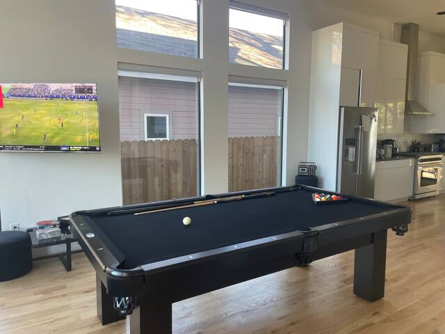 Gorgeous Modern 3-bedroom w/ Downtown Dallas View. gallery image 4