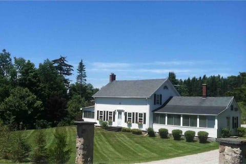 Green Mtn Farm House. Convenient to ski resorts