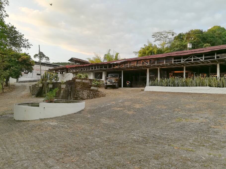 Amplio parqueadero