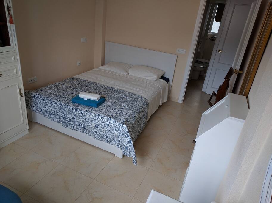Cuarto 1 con cama de matrimonio.