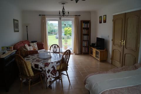 Lovely Bedroom Suite near Airport (self-contained)