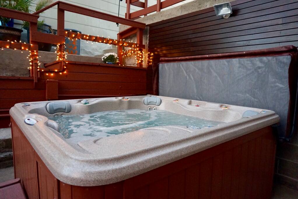 Southside slopes house w/outdoor hot tub Houses for Rent in