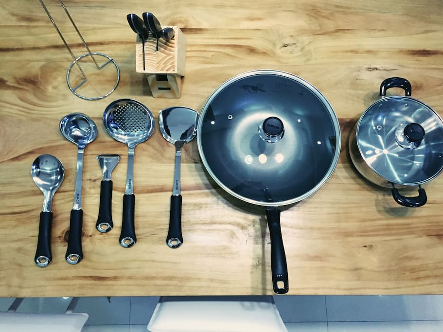 厨具一应俱全:给你一个家里的厨房。 cookware display