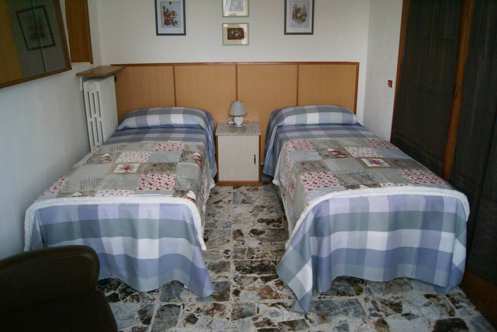 camera con due letti singoli qui si può aggiungere un letto singolo