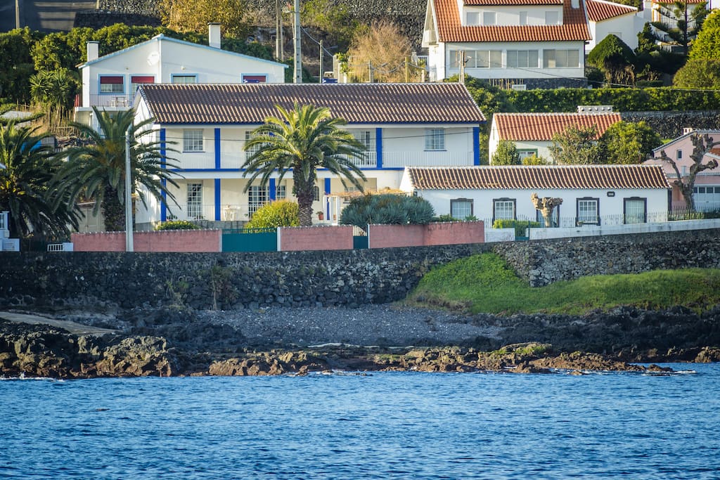Edifício visto do mar | building viewed from the sea