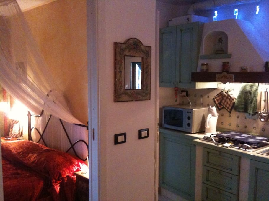 camera da letto e cucina - bedroom and kitchen
