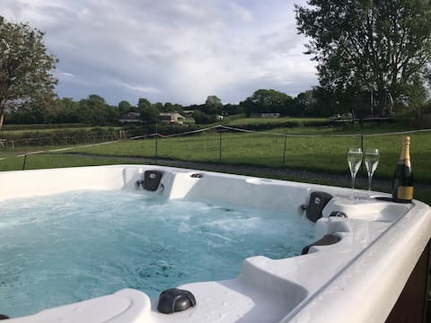 Watch planes✈️ from hot tub by Bristol Airport 🥂