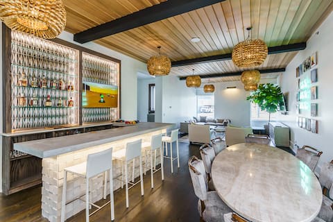 Bourbon Hous - 7 Bdrm, Bar, Billiards, Parking Lot