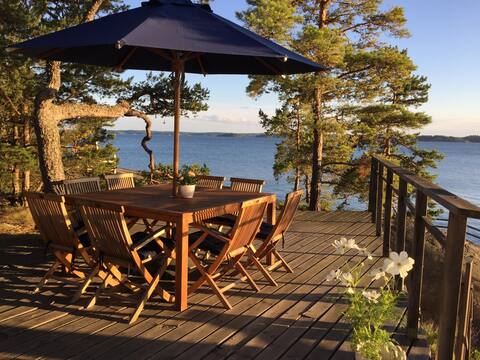 Sea-front summer house on Ljusterö