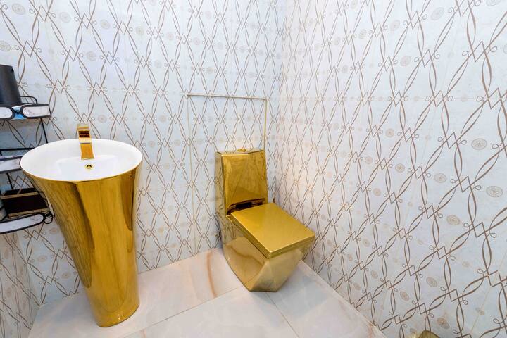 Luxury Pool Home, Magic Mountain gallery image 5