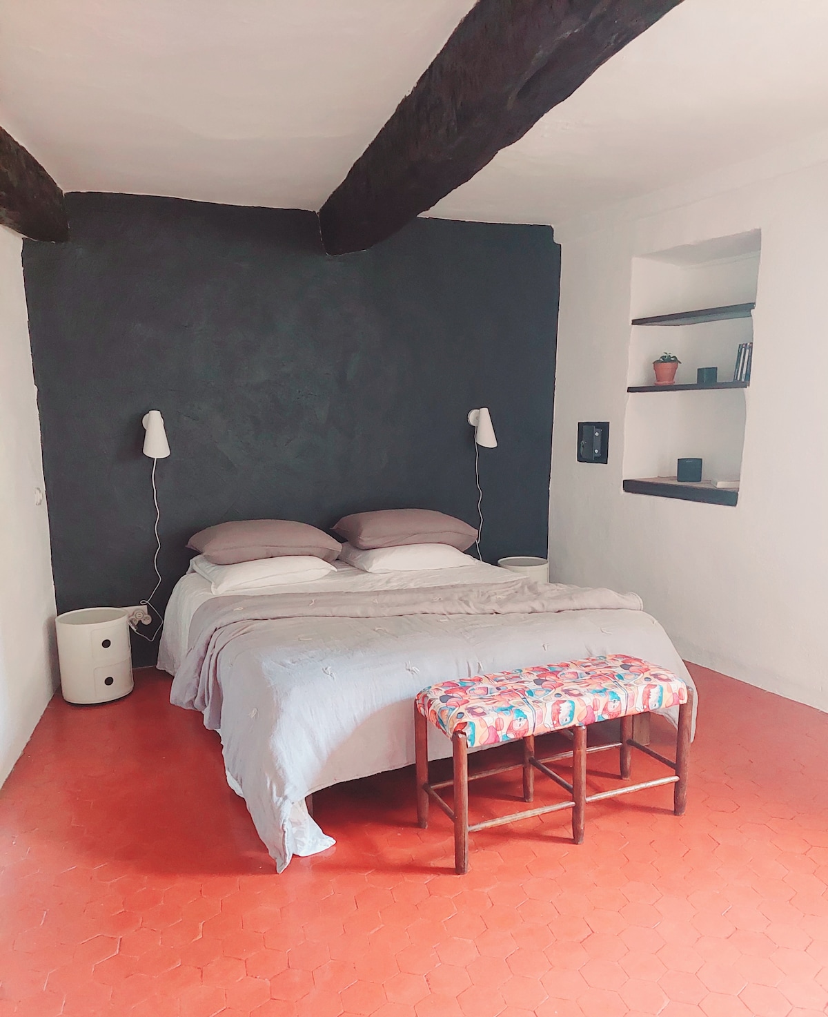 Habitación de arriba (cama queen size- ropa de cama de lino), vestidor, cuarto de baño con ducha con inodoro