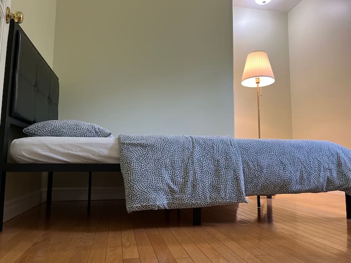 Chumba cha 2 cha kulala kina kitanda kimoja pacha kilicho na godoro thabiti, ofisi imewekwa pia pamoja na kifua hiki kimoja cha ikea kwa ajili ya kuhifadhi.