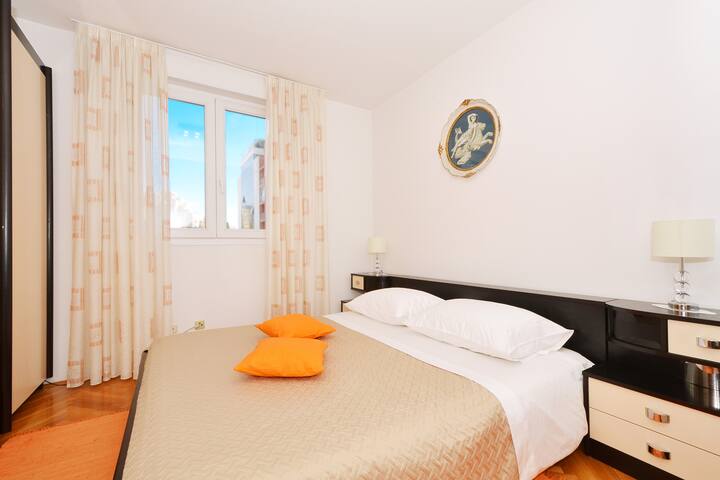 krevat i madh me përmasa mbretërore