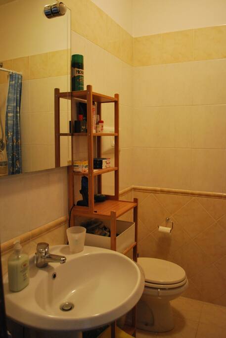 bagno in cameretta con doccia