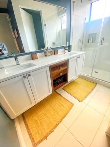 Modern Farmhouse blocks from Rainey and Downtown gallery image 4