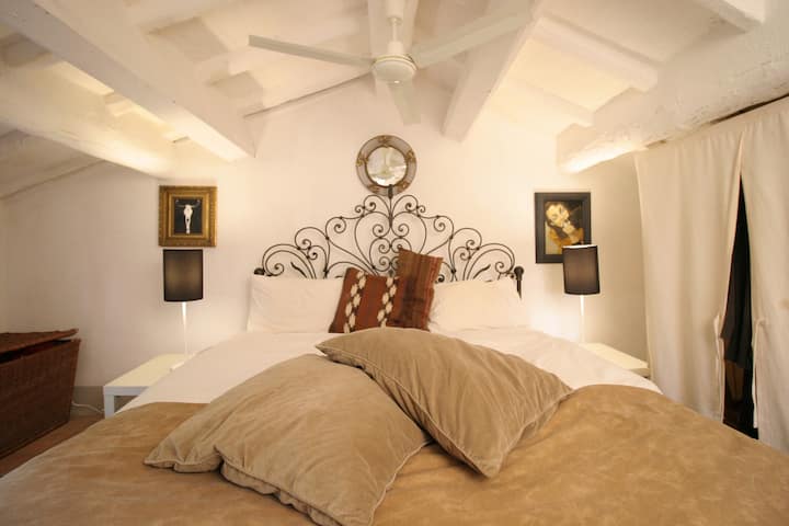 Chumba cha kulala cha magharibi na kitanda cha ukubwa wa juu