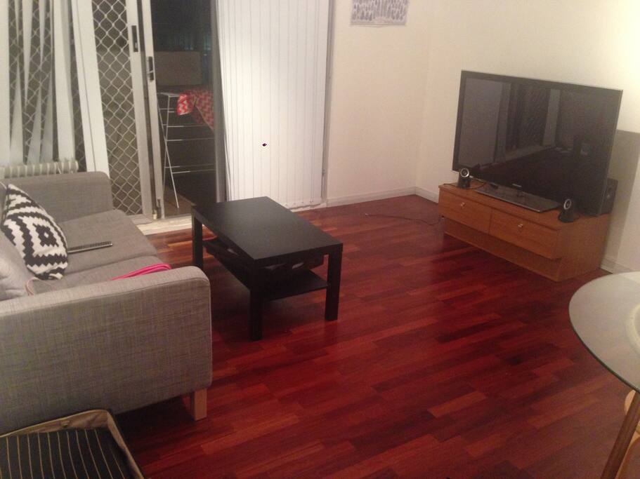 Living room area, cable TV, outdoor seating, overlooking pool