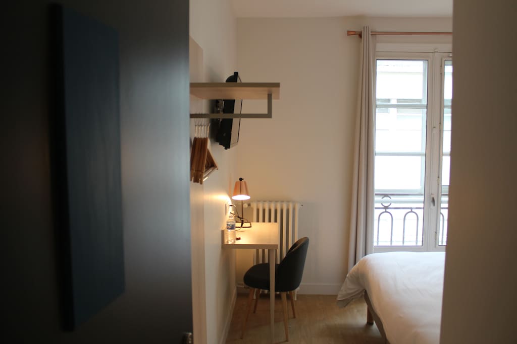Chambre Double "Bleu de Prusse" : bureau, TV