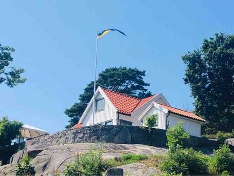 Charmigt hus med högt och fritt läge i Kullavik.