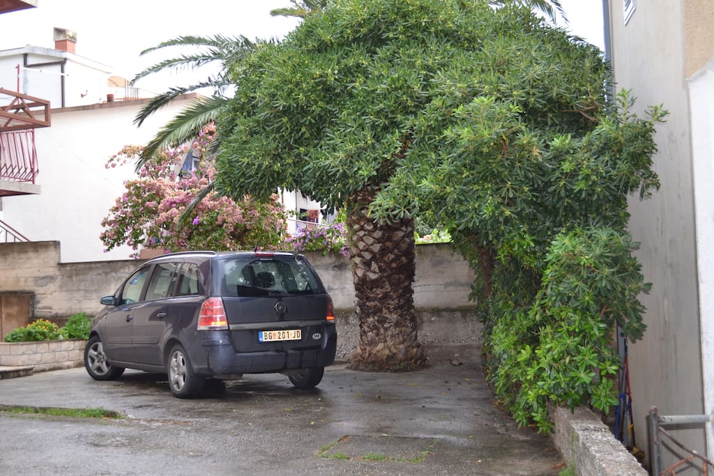 Parking ispred zgrade