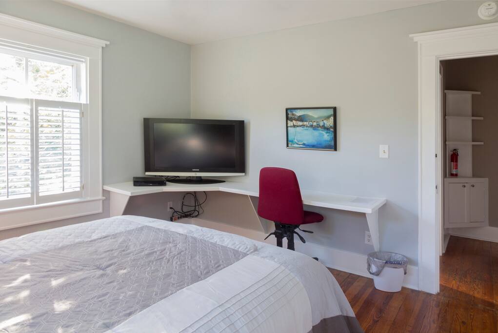 Work desk and 40" TV / Wifi
