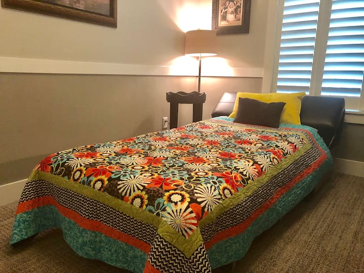 Cuarto dormitorio con cama doble oculta que se pliega en una otomana grande cuando no está en uso. También almacenamos dos colchones de espuma viscoelástica de 5 pulgadas de espesor para facilitar el acceso, en esta habitación.