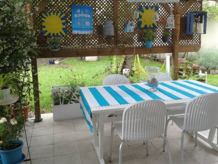 La terrasse couverte où, si le temps le permet Vous pourrez farnienter et prendre votre petit-déjeuner