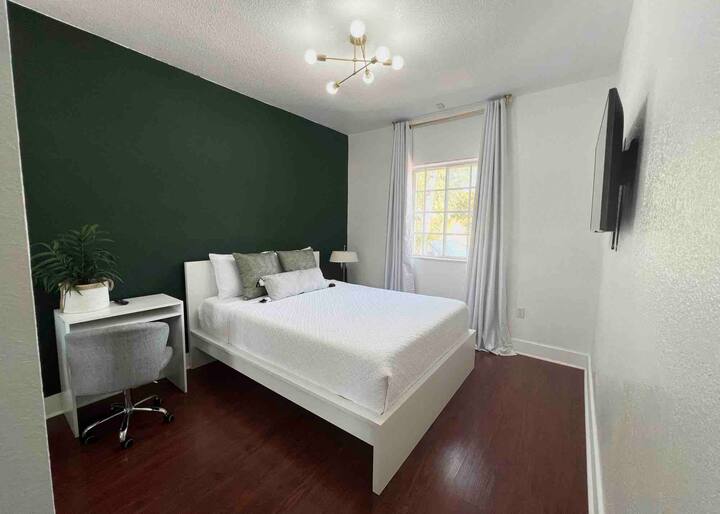 Spálňa 2 s manželskou posteľou Queen, matracom a modernými vankúšmi najjemnejšej kvality s bavlnenou posteľnou bielizňou. Vynikajúce osvetlenie, ktoré je navyše pre jeho veľké okná.
Má tiež inteligentnú televíziu a študijný stôl s pohodlnou stoličkou, ktorá sa valí.