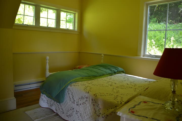 El dormitorio del primer piso tiene una cama de tamaño completo. Dormitorio #2