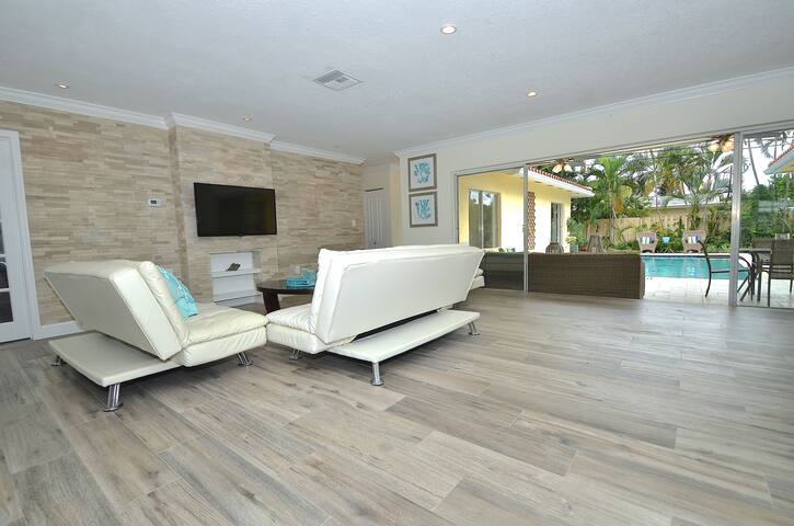 By The Sea Vacation Villas 5 Star 4 mins to Beach gallery image 4