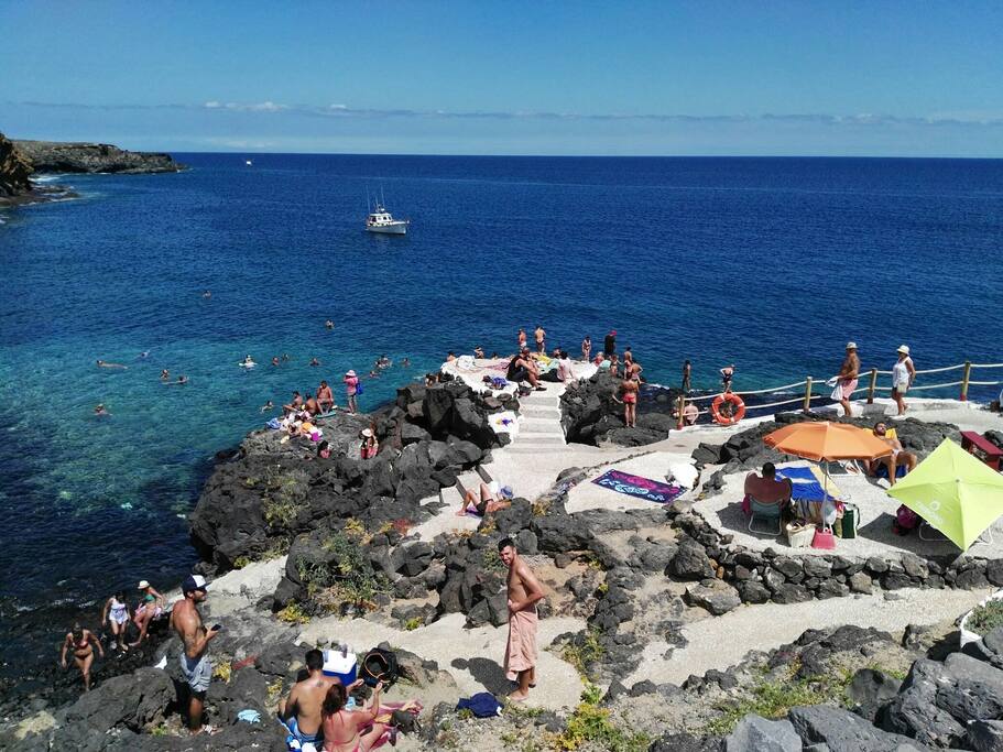 montaña amarilla en costa del silencio